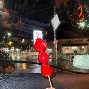 いちご飴🍓の写真1枚目