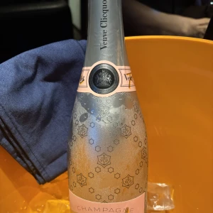 この前はるなさんたちと一緒に飲ませてもらったシャンパン美味しすぎて感動した🥂の写真1枚目