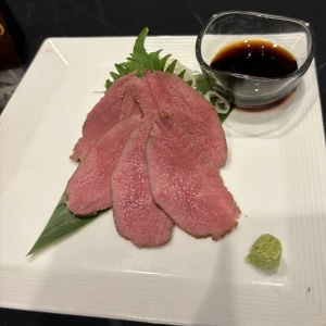 昨日食べた牛タン刺し美味しかったの写真1枚目