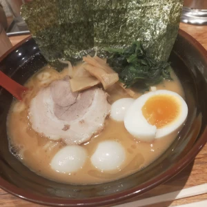 昨日は食べたくもないのに三浦にラーメン屋に付き合わされました。久々に食べたけど美味しかったのですが、三浦の分含めて全額負担だったのが納得いかない。の写真1枚目