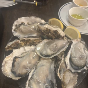 今日は牡蠣を食べに行きました!!最近牡蠣にハマってます!!美味しい😆ニコニコで食べました🦪の写真2枚目