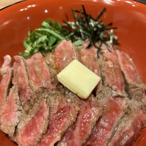 出勤前は船橋TOBUで牛丼とワイン飲んできたです°˖✧◝(⁰▿⁰)◜✧˖°の写真1枚目