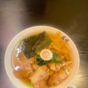 夜中のラーメンまじうまっ🍜🖤🎵の写真1枚目