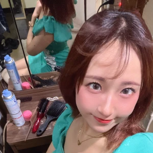 扇風機の風に吹かれる私の写真1枚目