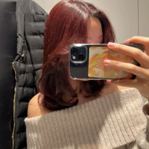 <p>こんばんはるなです❣️<br>休みの日に髪を染めてレイヤーカットして<br>もらいました💇‍♀️<br>どうでしょうかーーー😳😳<br>いつもの髪型飽きてたから<br>...の写真1枚目