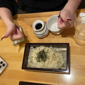 蕎麦屋でうどん食べてる人好き😃の写真1枚目