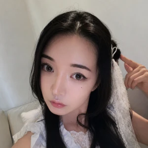 今日は新しいヘアアクセを買ったからつけてみたよ🤍の写真1枚目