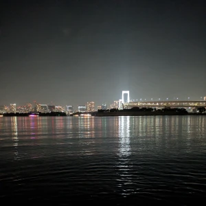 土曜日にお台場のジョイポリス行って海浜公園行って来ました❗水が絶望的な色だったけど月は満月だったのか綺麗だった🌕✨の写真2枚目