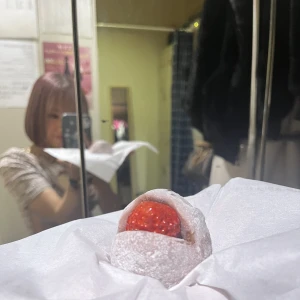 マキさんからいちご大福もらた🍓🍡の写真1枚目