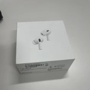 こんばんわんみゆきです🐶ついに買っちゃいましたAirPodsずっと欲しかったんですよの写真1枚目