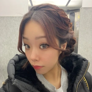 <p>こんばんはるなです❣️<br>先週久しぶりにアップスタイルしてみました😌<br>来月からは全日ドレスになるみたいなので<br>色んな髪型やってみようかな🤭🫧<...の写真1枚目