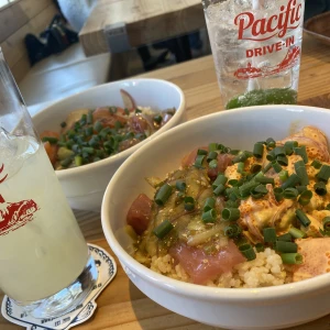 ここのポキ丼とっても美味しかった🐟🥑の写真1枚目