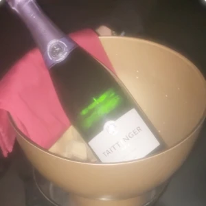 前回出勤のときに誕生日祝いで開けて頂いたやーつ聞いたことない🍾だったのでめっちゃくちゃ嬉しかった(*≧∀≦*)ありがとうです！！の写真1枚目