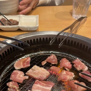 こんばんわん🐶今日は学校が早く終わったので友達とお肉を食べました😋の写真1枚目