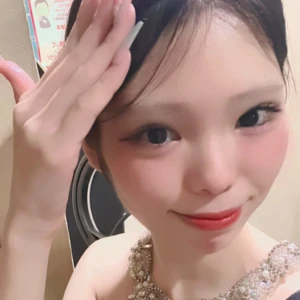 裸眼でメイク薄い日の方が好評で少し複雑な今日この頃💭💭の写真1枚目