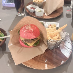 お休みはナイトプールに行ってきました😊楽しかったなあ💭仲良くしてくれると嬉しいよね😊でっかいピンクのハンバーガー食べたの☺️甘いとかじゃなかった💦の写真2枚目