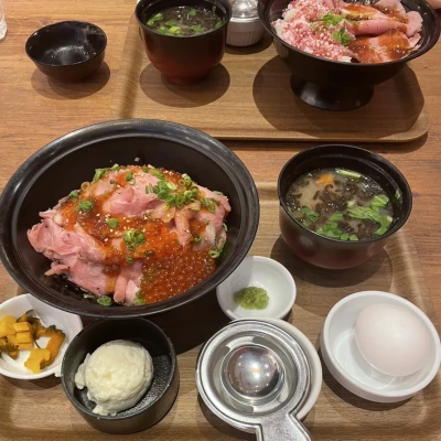こんばんわん🐶今日はローストビーフ丼を食べに行きました🥰めっちゃ美味しくて口の中でお肉がなくなちゃったかと思うぐらいお肉柔らかくて最高だった☺️今日...