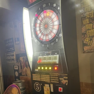 こんばんわん今日は友達とダーツ🎯してましたの写真1枚目