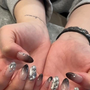 年内ラストネイル～🖤🤍の写真1枚目