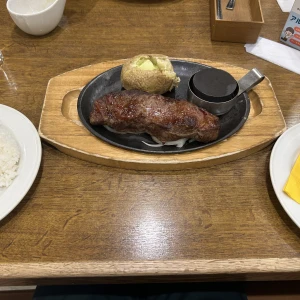 今日は夜ご飯にステーキ食べました美味しかった〜🐥💓の写真1枚目